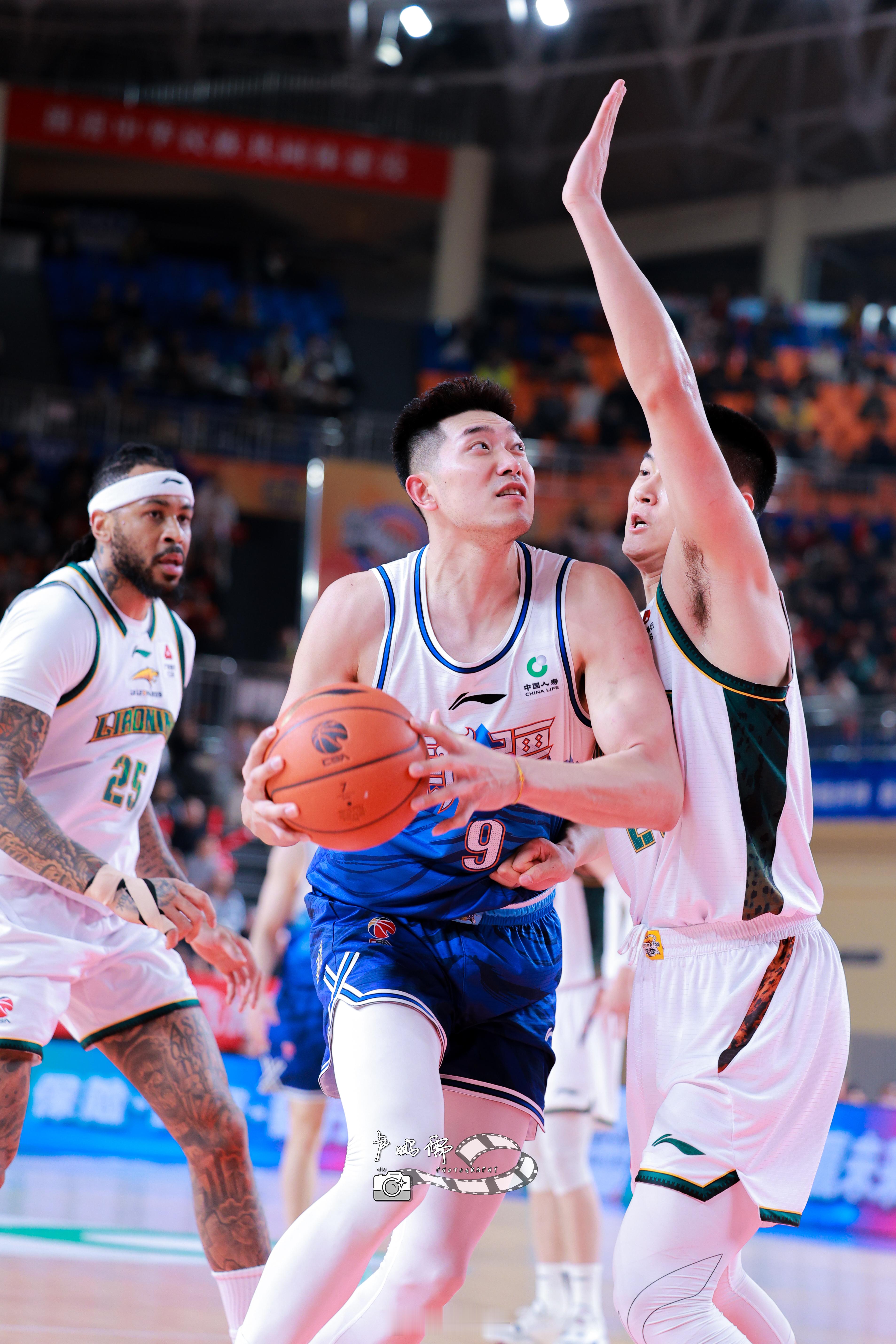 在上一场比赛中，吴冠希在与对手的一次对抗后感到不适，经赛后检查确认为胸骨软组织挫