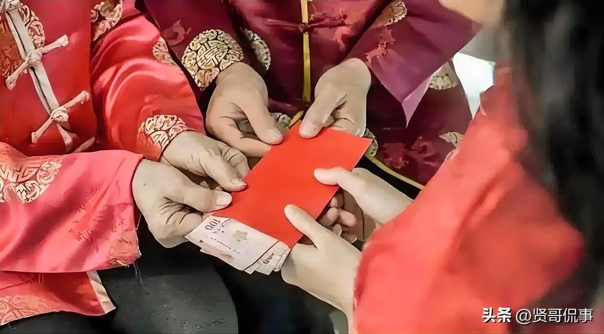 “拿我当外人？”杭州，一女子结婚后，父母怕女儿受委屈，便偷偷给女子塞万元红包。不