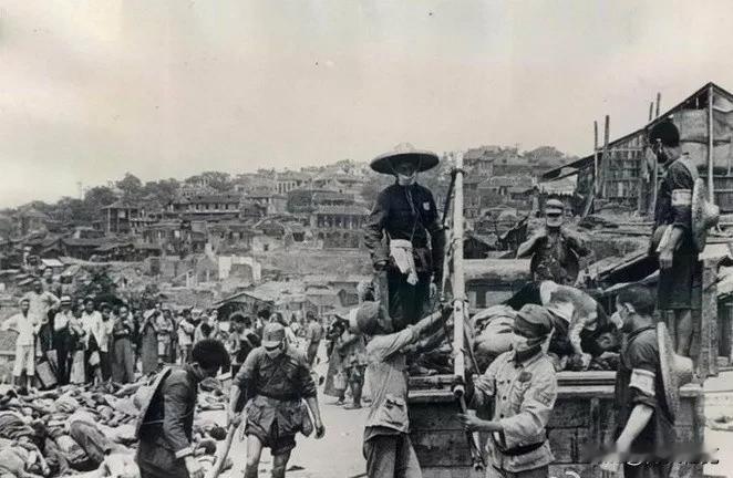 1941年6月5日晚9点，日军展开重庆大轰炸，上万市民仓惶涌进仅能容纳四五千人的