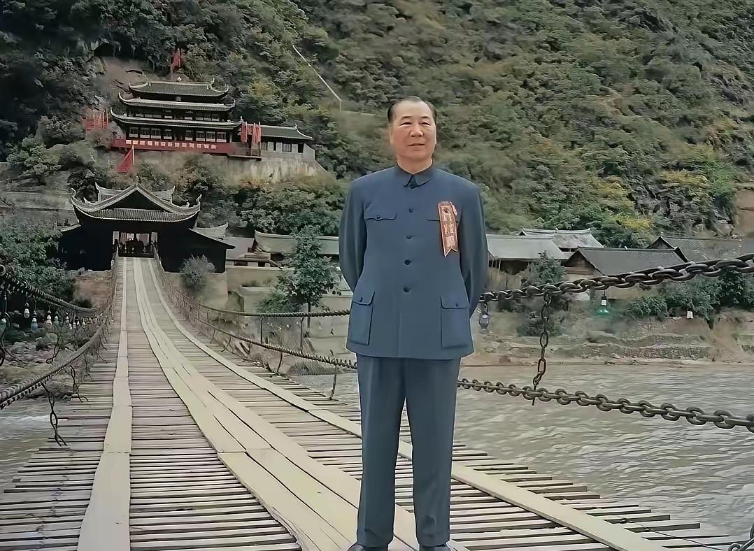 1986年，72岁杨成武站在泸定桥上，说实话，杨上将确实威武霸气。长征途中，杨成