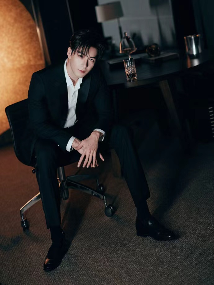 陈星旭追剧团正装look，满分帅气的炎拓，期待住和陈星旭一会见，燥侯你的精彩表现