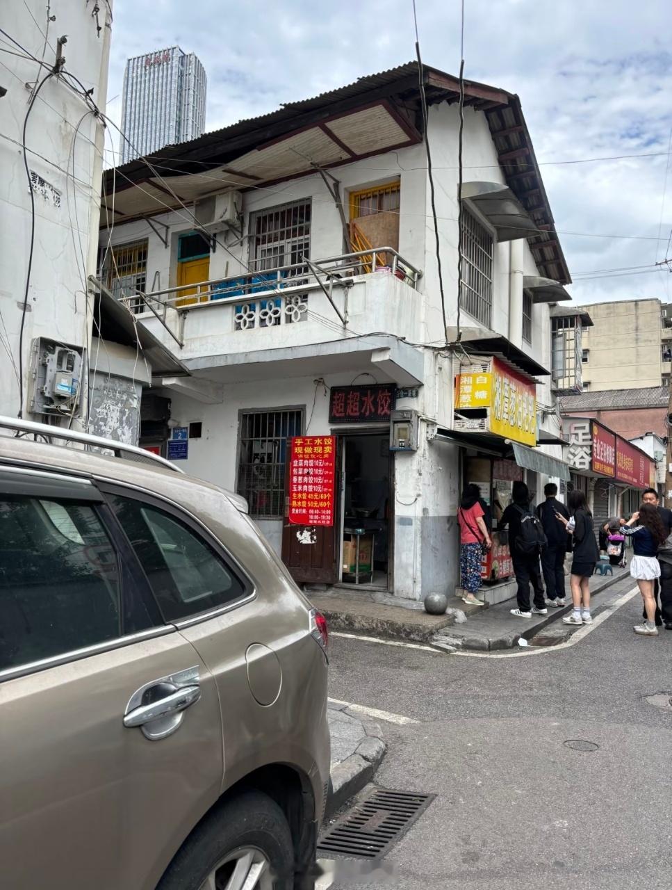 偶遇谢霆锋买葱油粑粑长沙老街偶遇谢霆锋觅食日常，入手刚出炉的葱油粑粑烟火气满满！