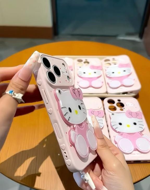 ✨可以当镜子的猫咪手机壳太实用了
背面是个立体Kitty猫头，可以360°旋转?