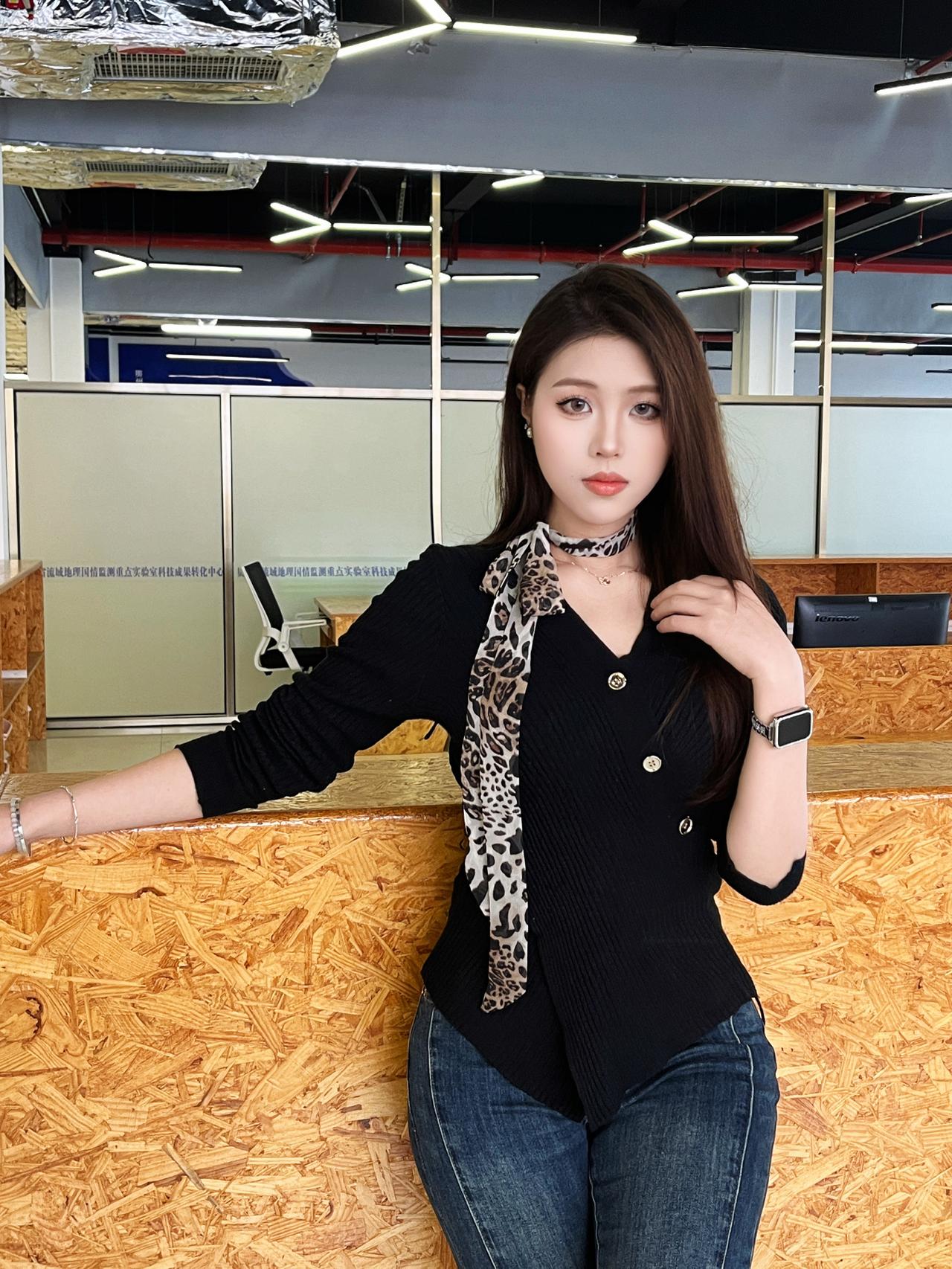 鹧鸪天·职场偶记
作者Ⅰ朱珠
 
木板材前倚臂弯，黑衫斜缀豹纹缠。
腕间表影轻摇