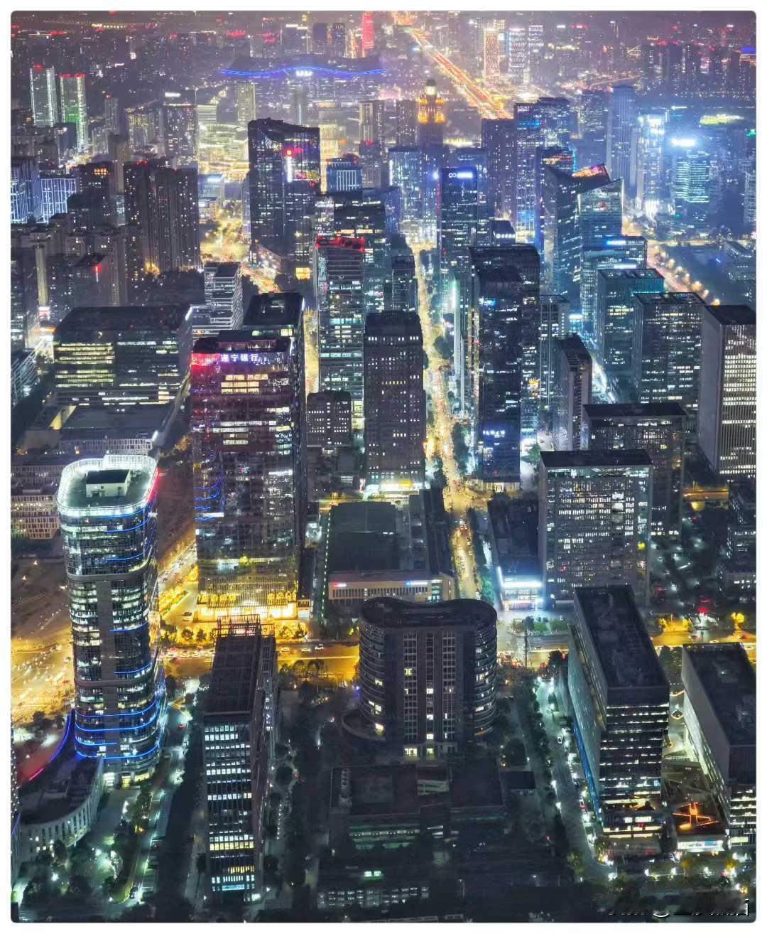 东方曼哈顿。
图文：成都市摄影艺术家协会    曹铁
分享城市新鲜事