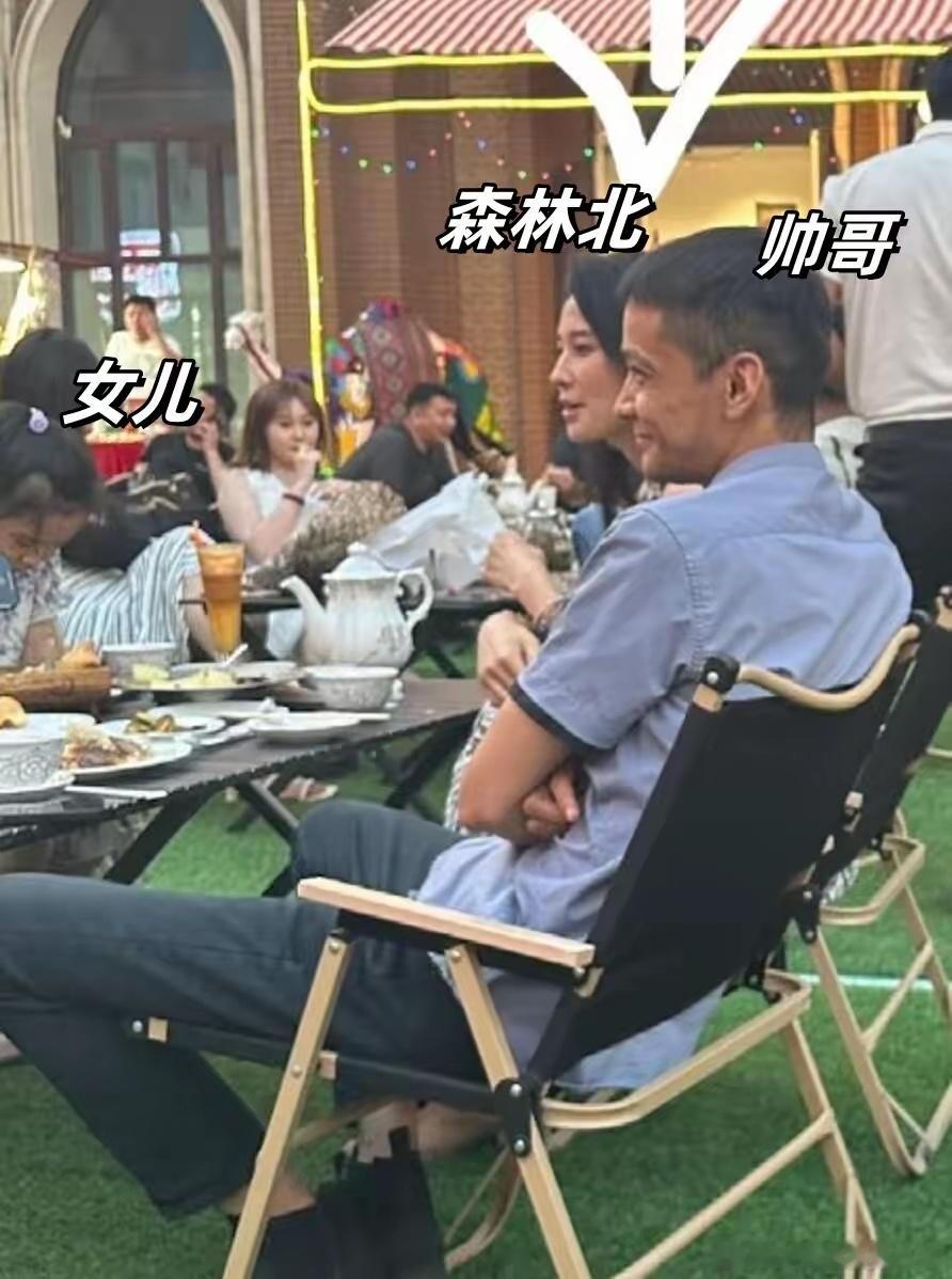 #偶遇森林北带女儿聚餐##森林北女儿# 森林北居然还有女儿？？？ ​​​