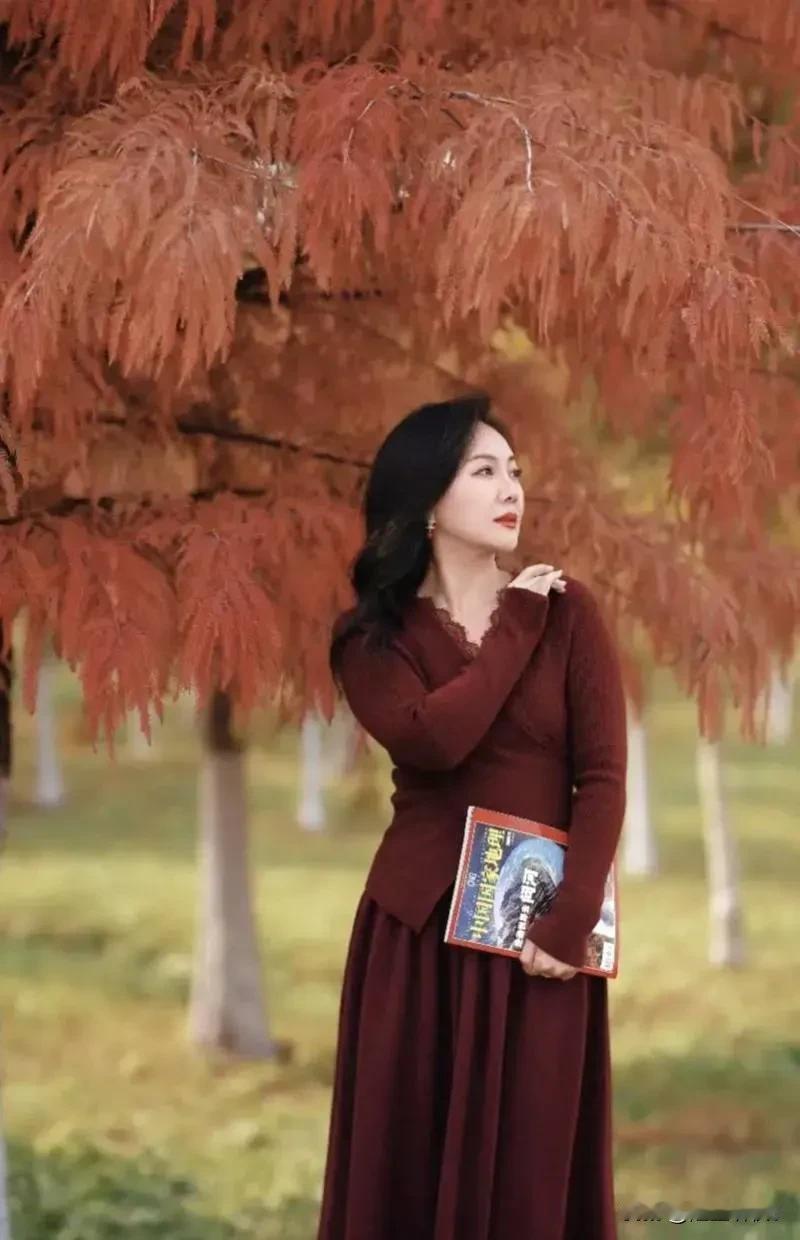 冬日待雨（原创首发）陋室听秋/文
 
冬日寒天，
总有一场雨，姗姗来迟。
于时光