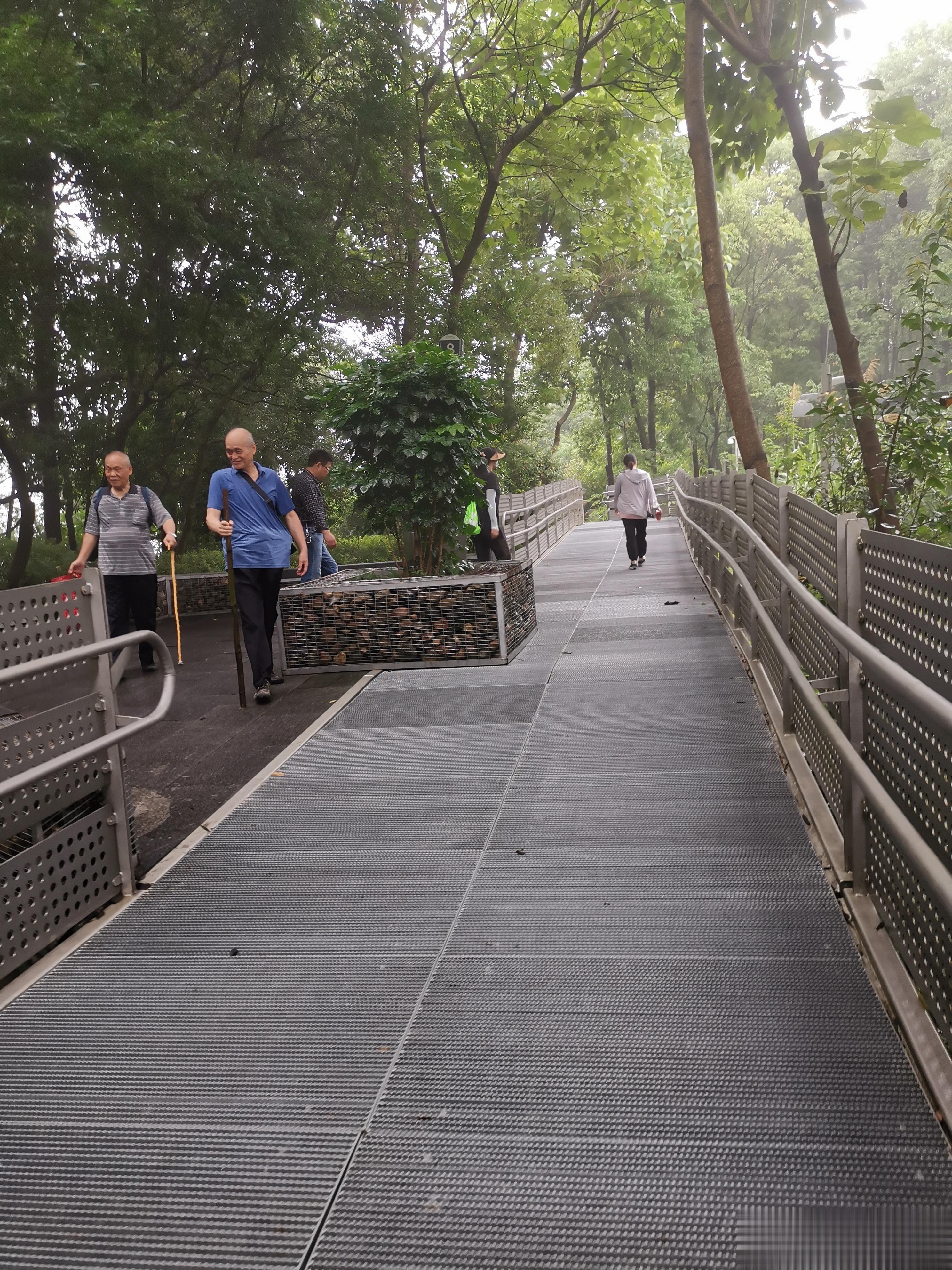 老年人如果发现自己有这5种症状，尽快到医院检查！1. 高血压：高血压是老年人中常