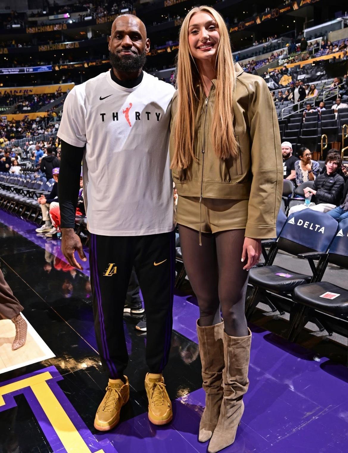 詹姆斯 (2.06m) 和卡梅隆布林克 (1.96m)赛前合影。太阳vs湖人洛杉