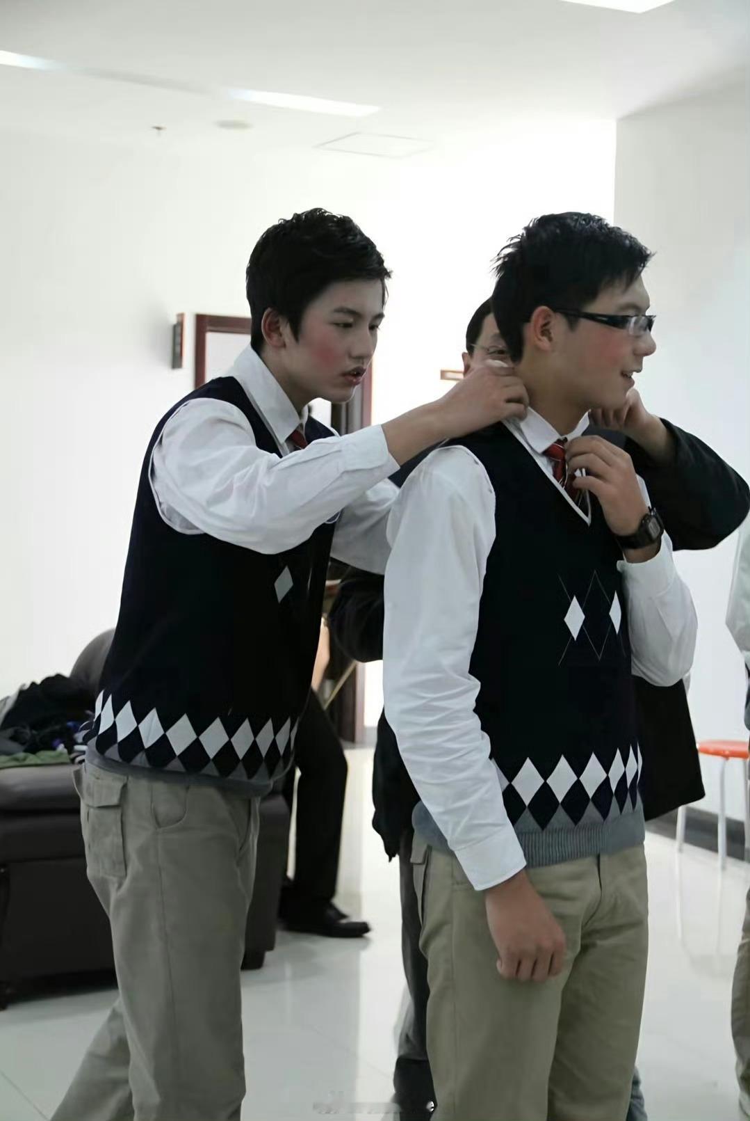 张凌赫  这是谁家小哥哥参加合唱团啊快来认领
