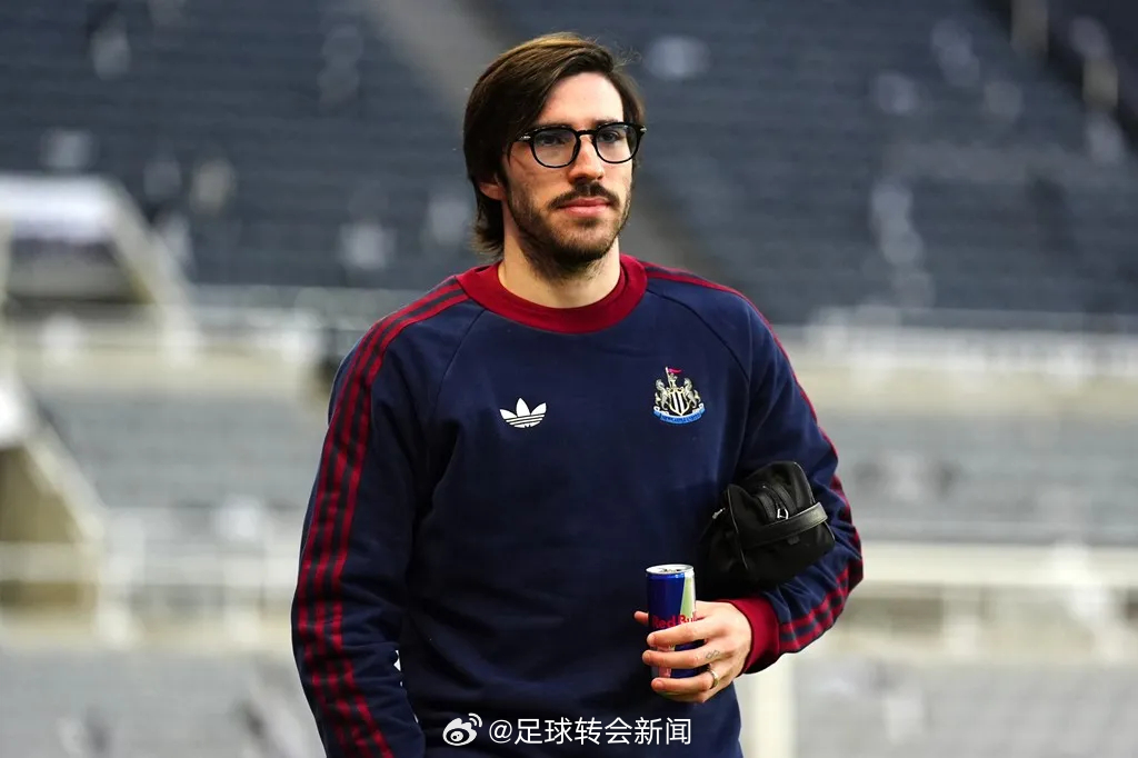 纽卡斯尔主帅埃迪豪表示，托纳利现在完全专注于为这家俱乐部效力，尽管很多传闻表示这