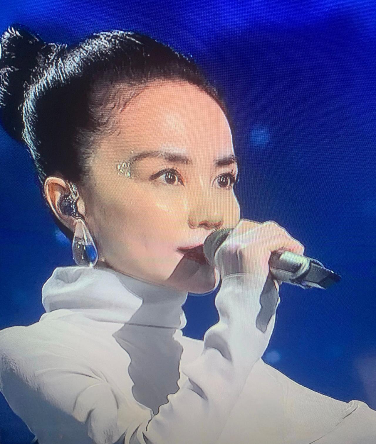 分享随手拍的照片。这是对着电视拍摄的照片。有个问题啊！始终想不通王菲为什么会是歌