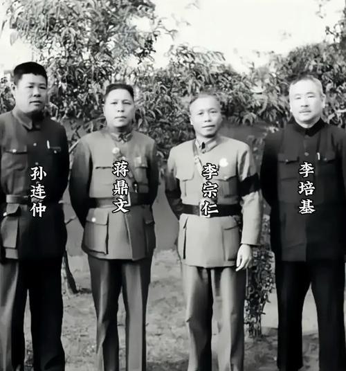 1938年，有一妻两妾的蒋鼎文，强占了西安京剧名角粉牡丹，坐拥情人数10人，染上