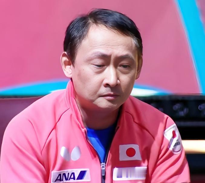 张本智和的父亲张本宇遭到了日本乒协的惩处，这也波及到了张本智和。在亚运会男双颁奖