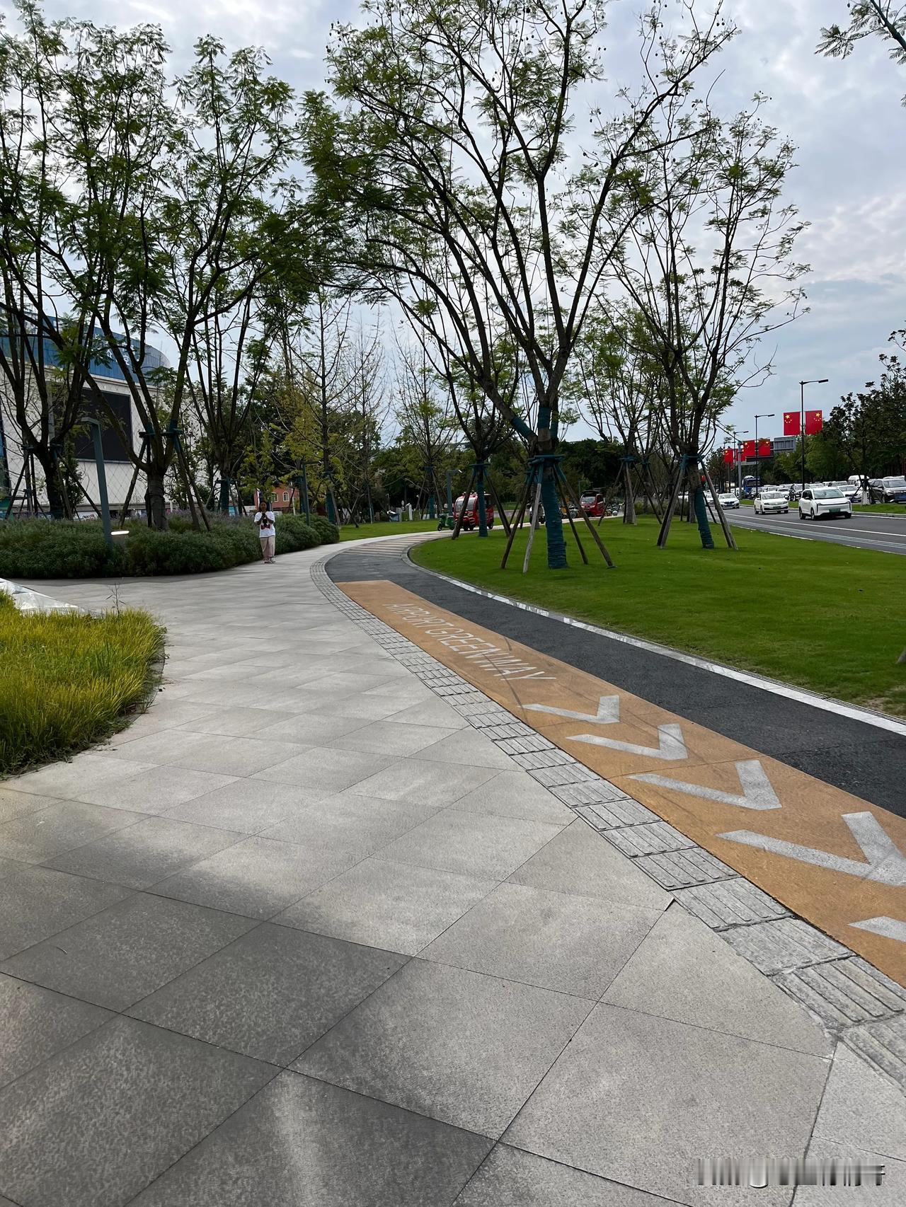 照顾婆婆几天，感觉就跟社会脱节了一样。
每天除了早上去跑步半小时以外，一整天就没