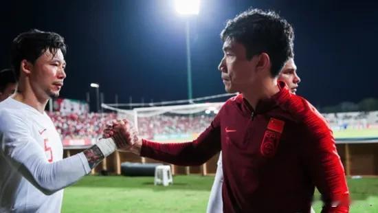 伊万科维奇的这个决定引争议！国足世预赛两战新加坡的第一队长将选择张琳芃，他的俱乐