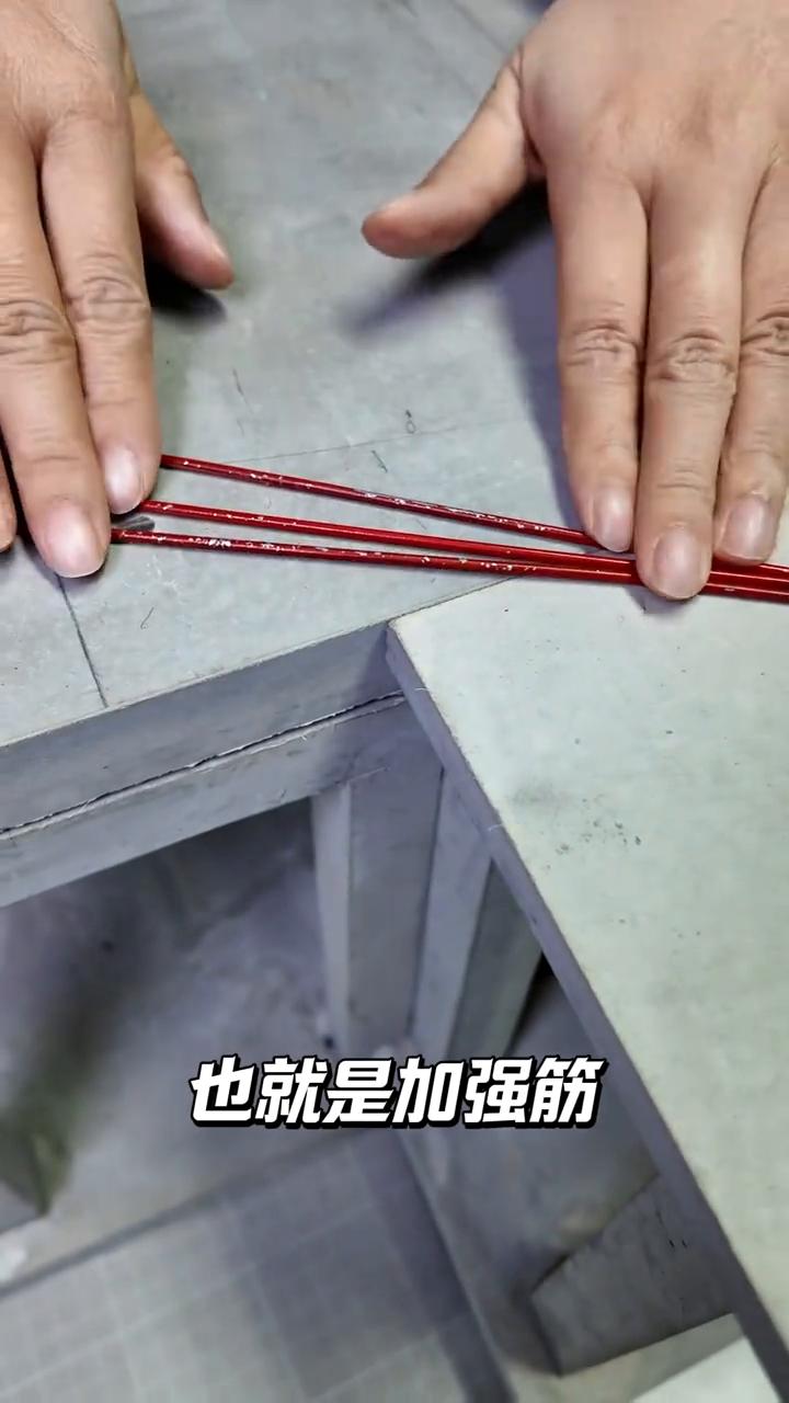 屋顶开裂你一定忽略掉的小细节。
屋顶开裂易在脚部，这是阳角，要做放射筋。都知道这