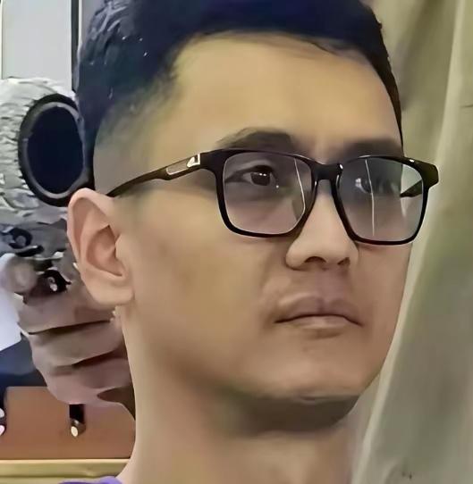 宋喆直播卖枣，有网友故意提王宝强的名字，搞得很是尴尬，嗨！本本分分好好在公司干不