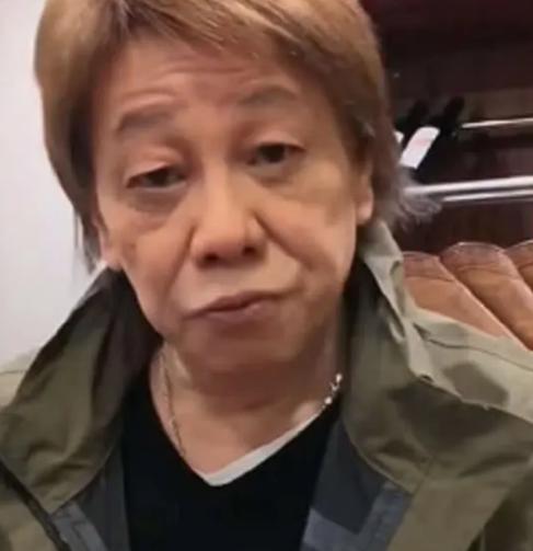 曝梁小龙去世两个月没下葬将停棺10年一代功夫巨星梁小龙离世两月未下葬，徒弟曝将停