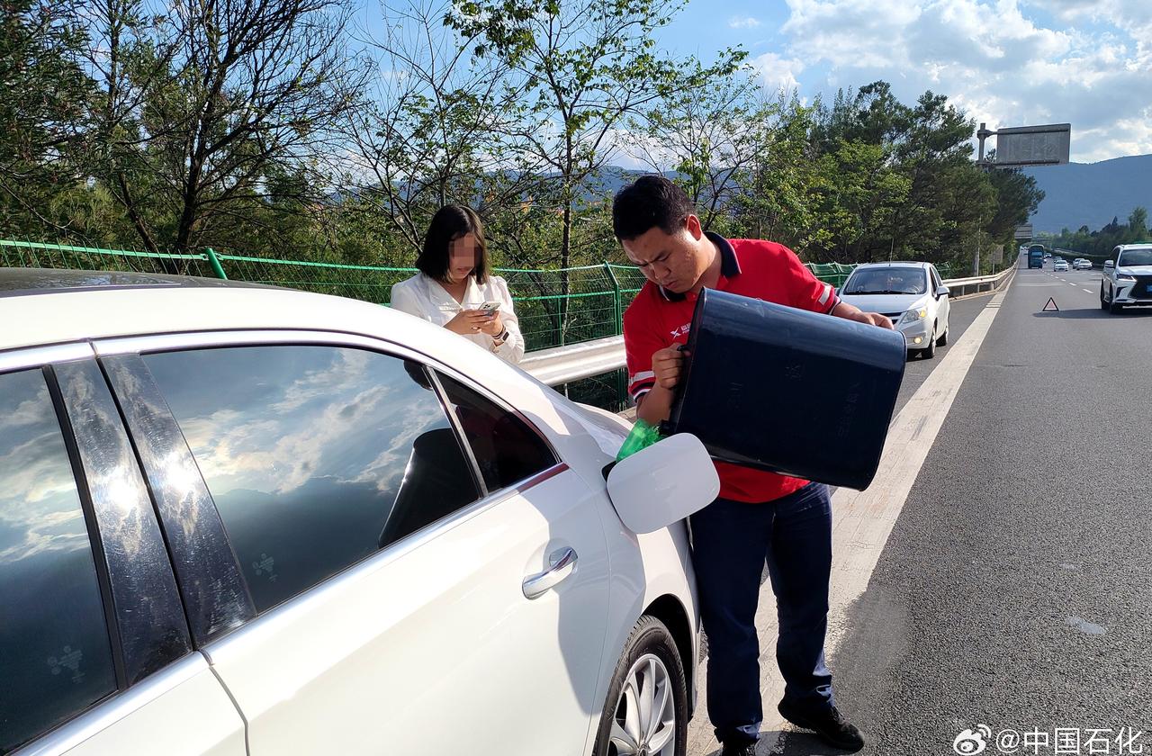【暖心送油解困局 优质服务暖人心】3月26日14时06分，云南昆明石油宜良阳宗B