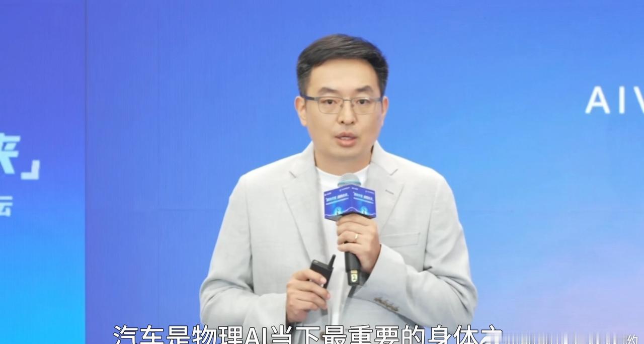 呀 AIVA就像总裁李博说的一样汽车才是最实用的身体形态哦，人形机器人挤地铁都费