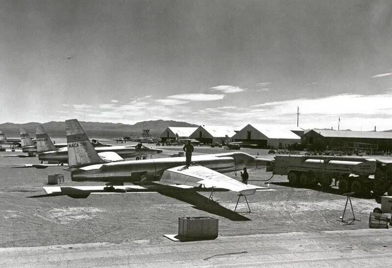 1955年8月，首批美国中情局的U-2A高空侦察机，全机无涂装并涂上了NACA的