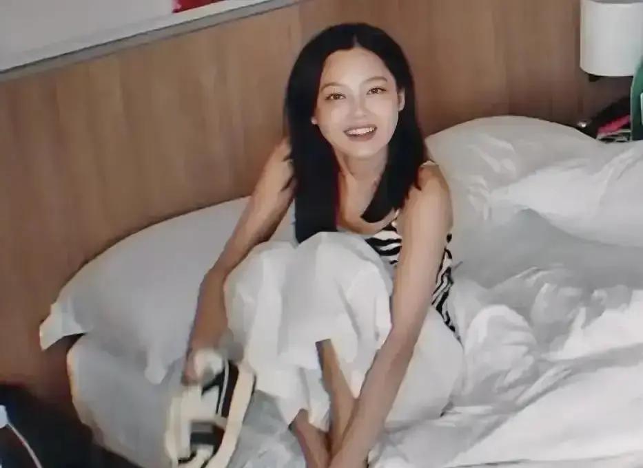 菜刀寄到剧组那天，辛芷蕾刚收工
 
快递盒没防撞泡沫，刀锋直接划破纸箱。横店派出