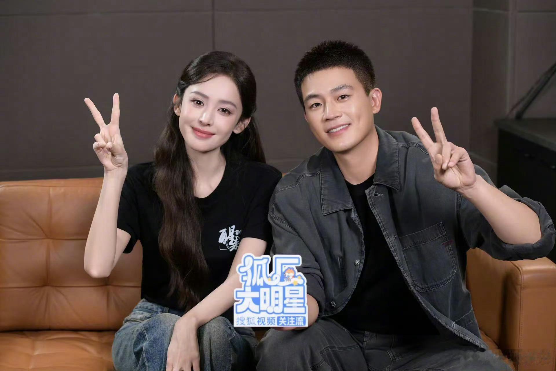 欧豪娜扎自拍欧豪娜扎谈二搭 戏外自拍打闹氛围感拉满，采访里真诚聊二搭，期待双向奔
