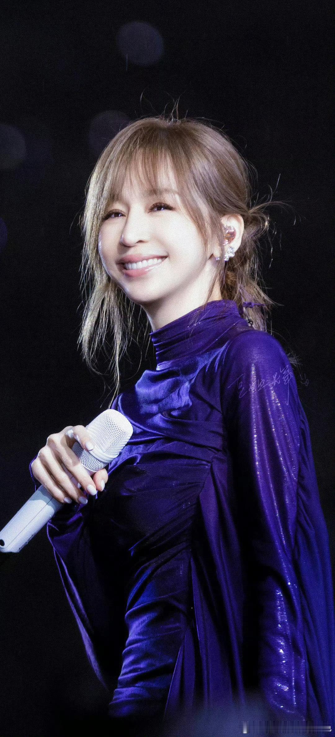 #女孩对王心凌大喊我爸爸最爱你#真是贴心小棉袄捏，就是不知道你爸爸回去要不要跪搓