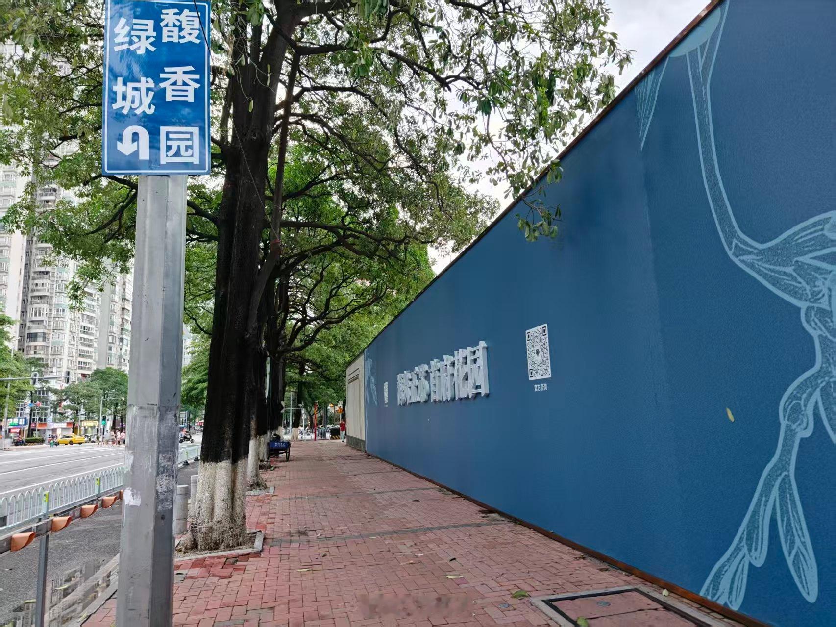【是不是花点钱就可以让路牌变广告？】下图所标的既不是标准地名；也不对方向；指示更