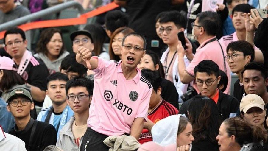 🔥梅西早就说过不保证出场，球迷们是对主办方不满，因为门票被高价出售，并承诺梅西