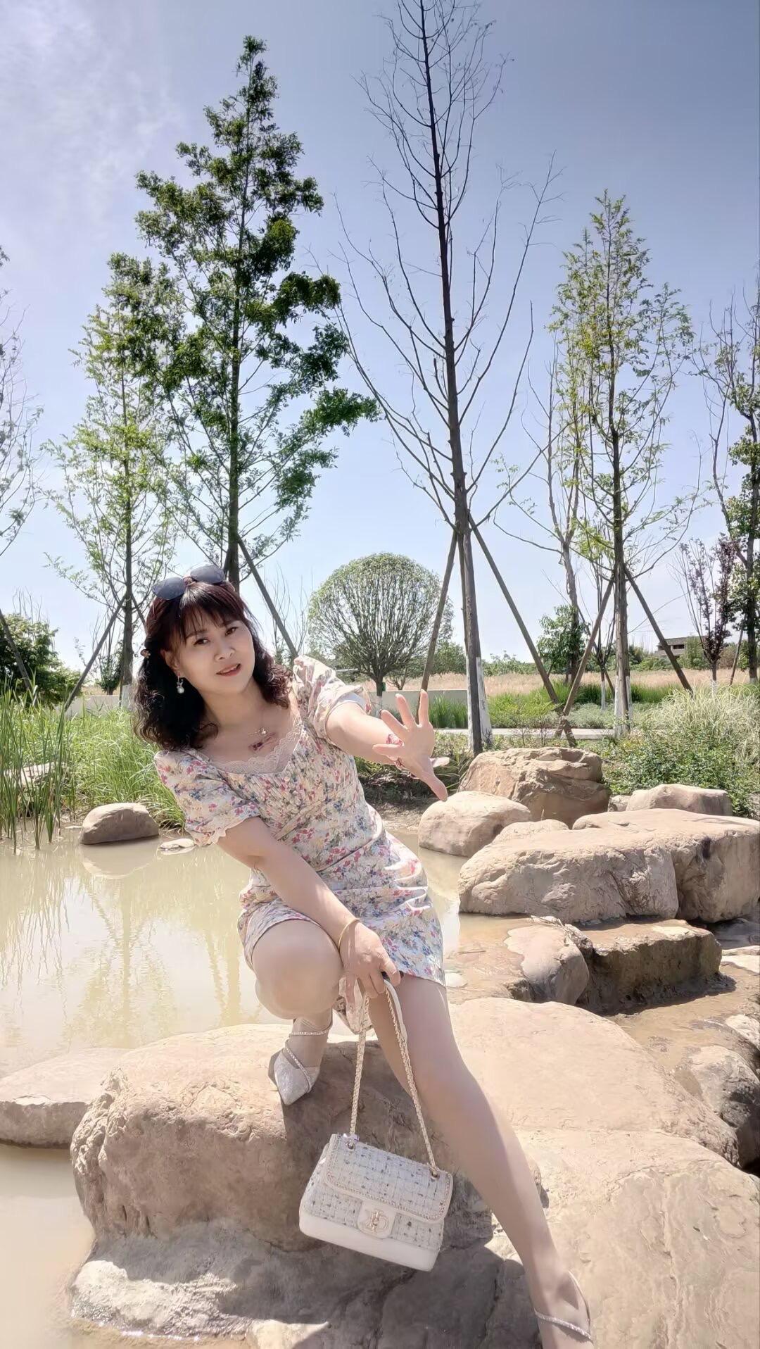 哭着笑着都是一辈子，人生何必太多烦心事…