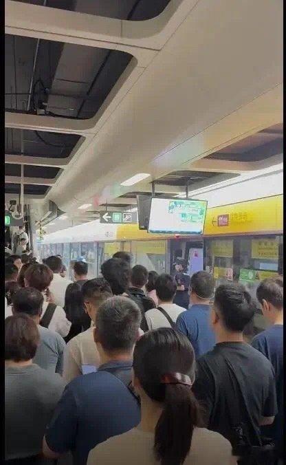 【发生巨响？刚刚，深圳地铁回应！】 “深圳11号线出现爆炸声冒烟”“11号线，车
