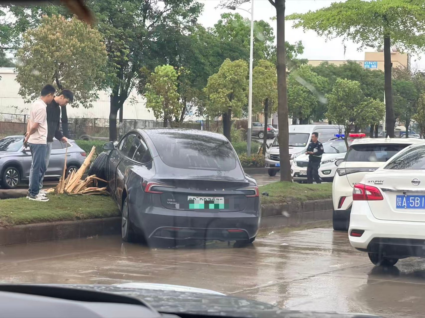 咋上去的？我看了一会是非，真没看出来