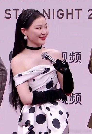 金靖点子就是多 有事找金靖，她点子多。星光大赏红毯