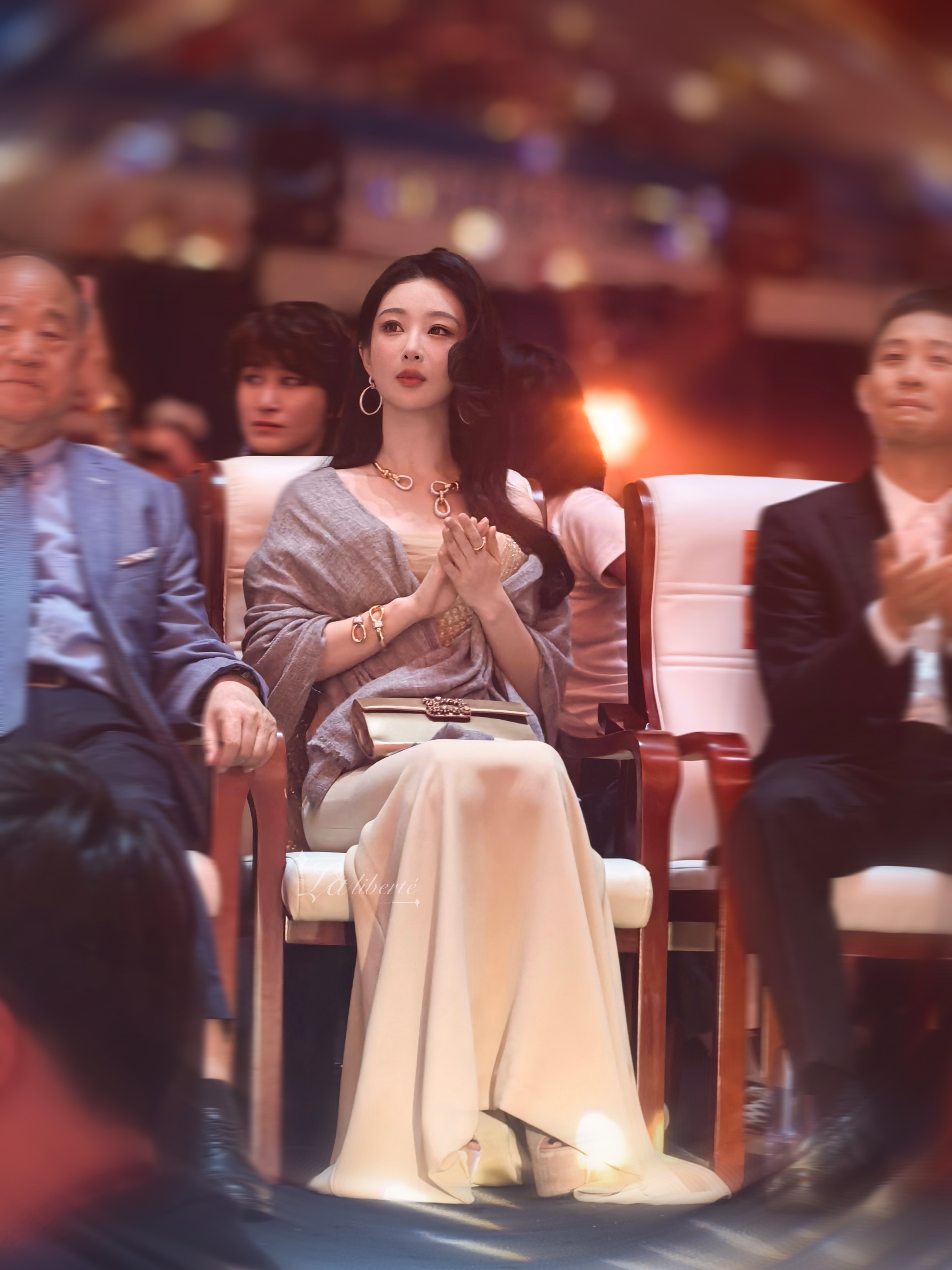 百花奖影后和白玉兰视后同框杨紫＝视后杨紫是视后的代名词 