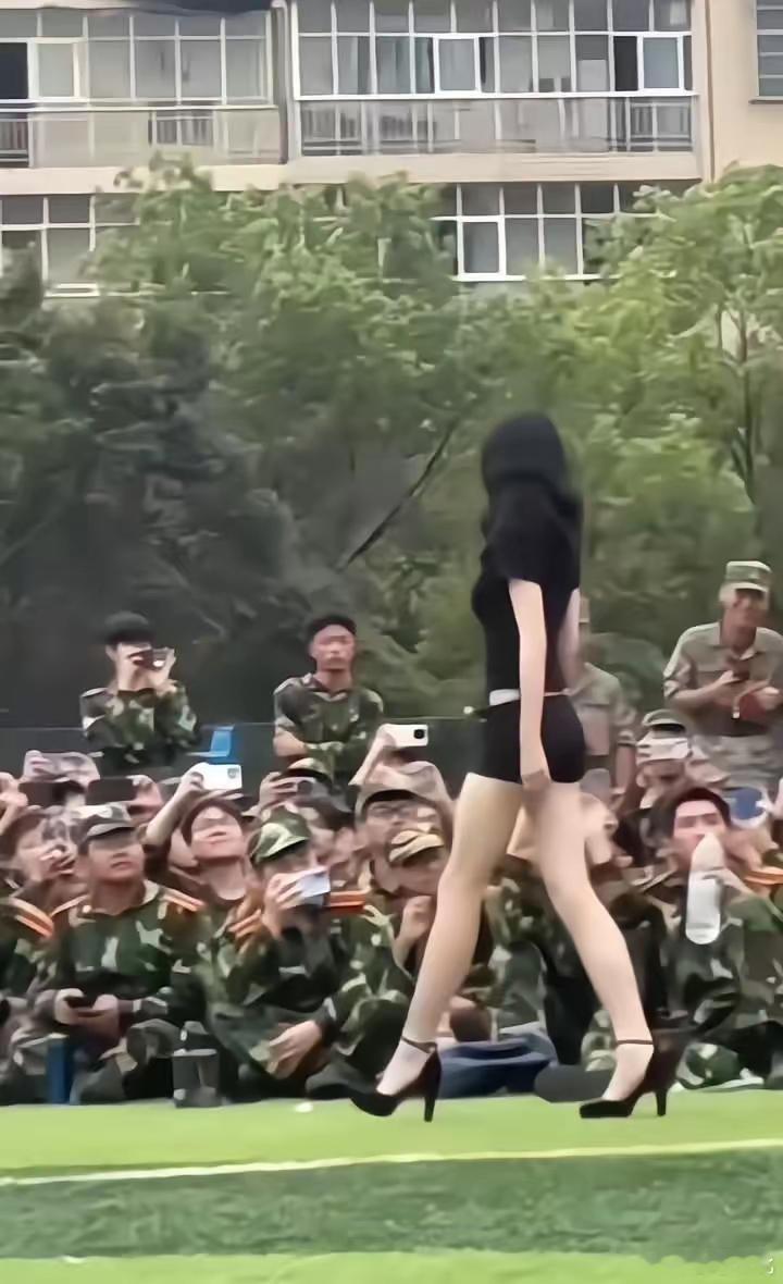现在的新生军训节目是一个比一个卷呀！ 