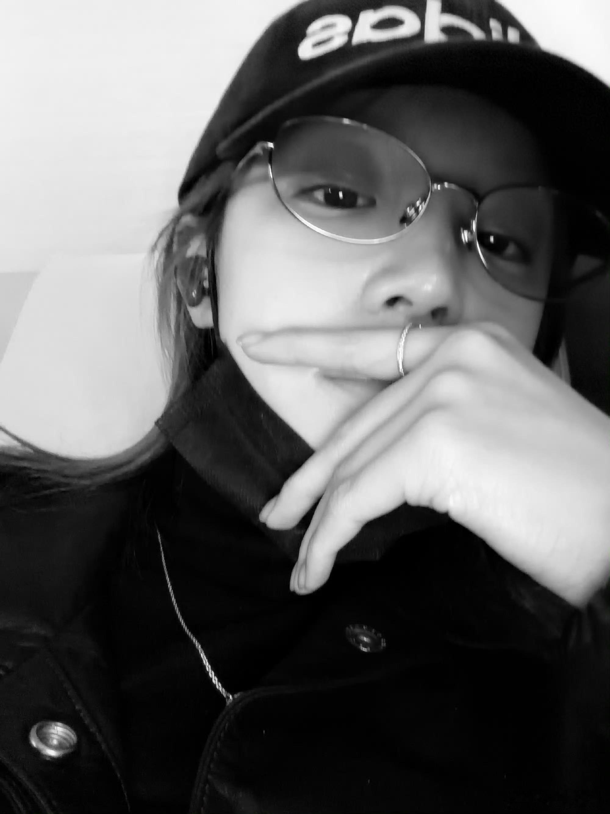 宋雨琦戴银框姬达狂响宋雨琦银丝眼镜黑白图 一直以为雨琦是甜妹儿，帅起来也是无人能