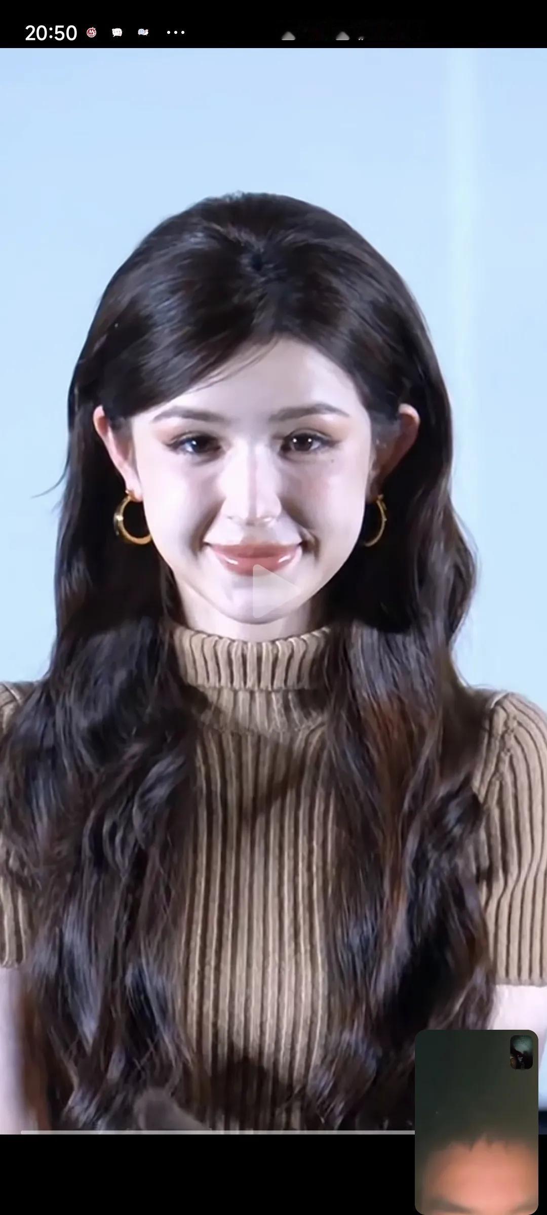 才27岁，感觉脸好假，现在的明星都没有以前的纯正，好多整容脸，没有辨识度，像流水