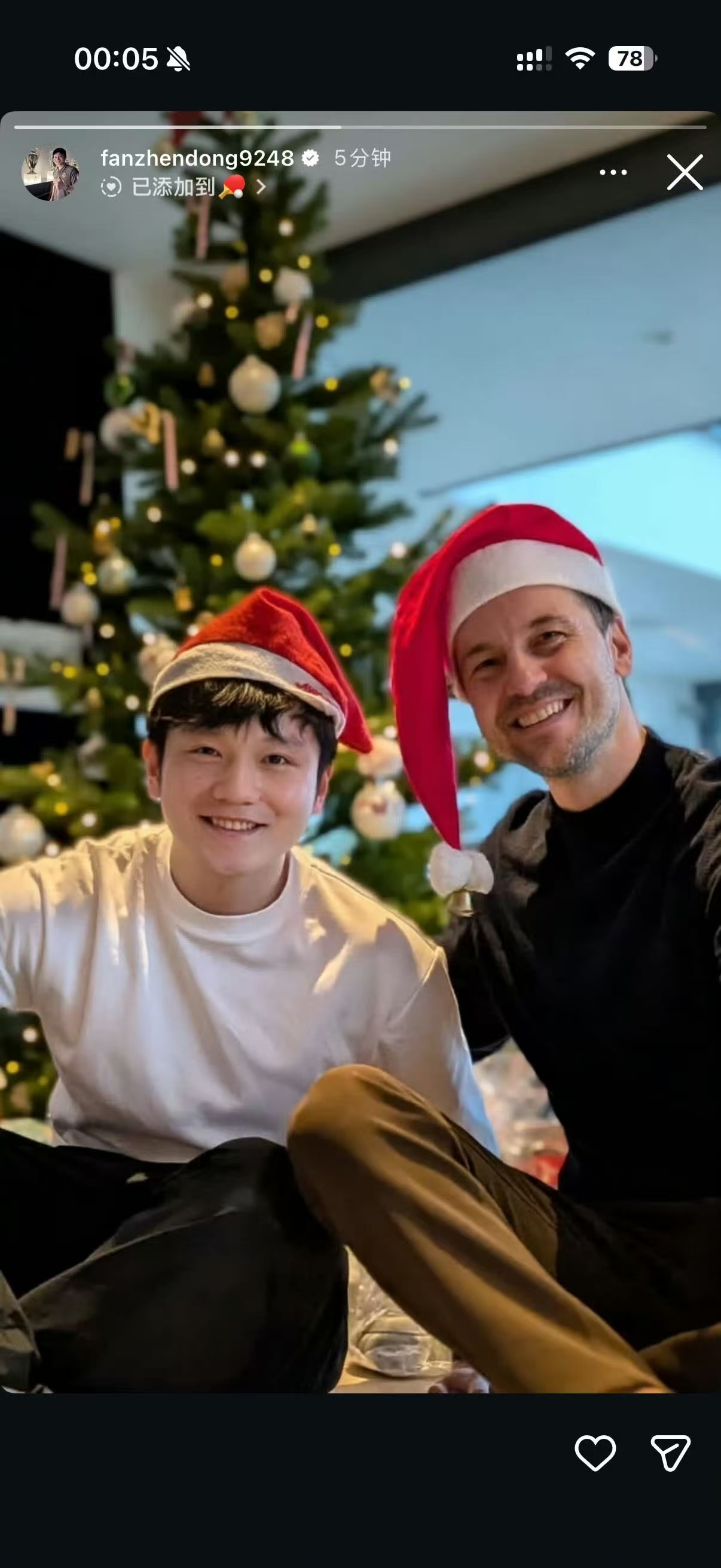 圣诞限定惊喜来袭！樊振东携手波尔解锁圣诞大片，简约的圣诞装扮衬得两人状态满分。从