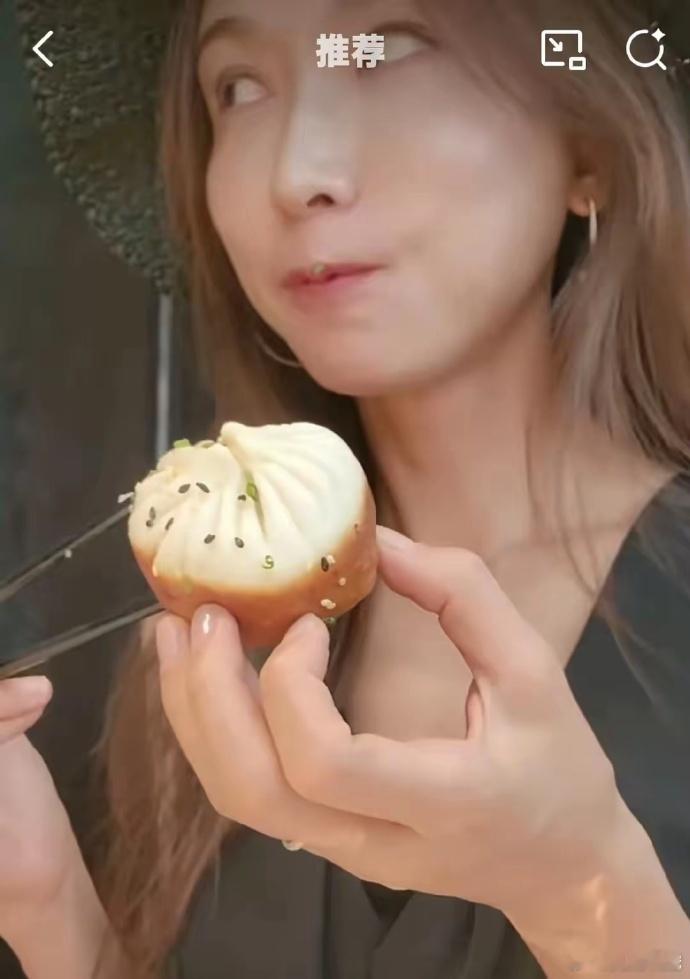林志玲吃生煎包，11 口轻咬，汤汁溅手，娇态尽显。网友调侃：每一口都让生煎包“挂