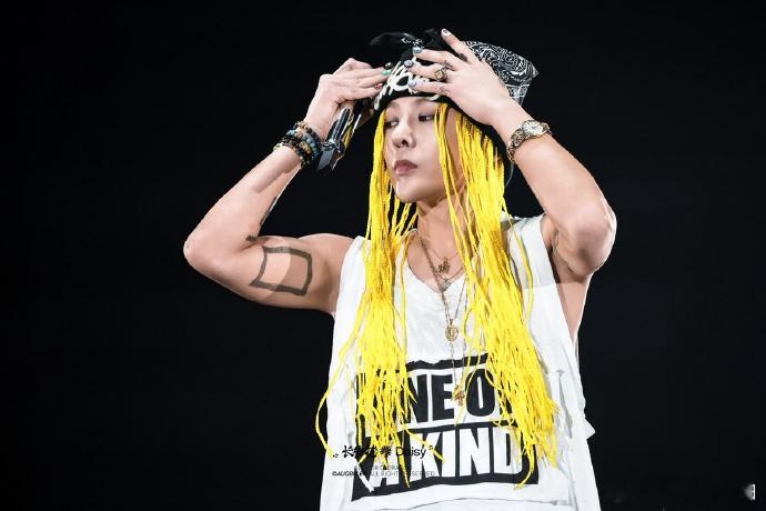 权志龙不愧是天生属于舞台的人，这么多年过去，黄发脏辫+黑背心，1:1还原《One