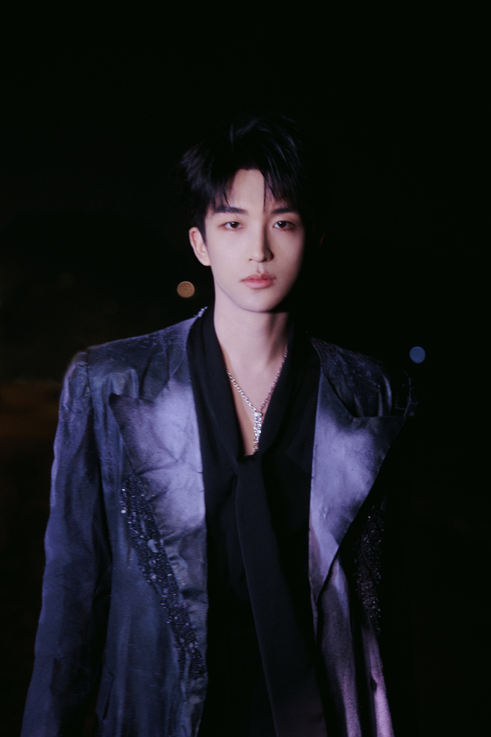 黄子弘凡紫色流光钻石高定  黄子弘凡带来的精彩可不止一点点，不仅仅今晚可以期待他