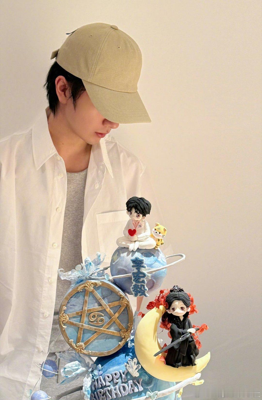 李宏毅晒和粉丝应援物合影[送花花][送花花] ​​​