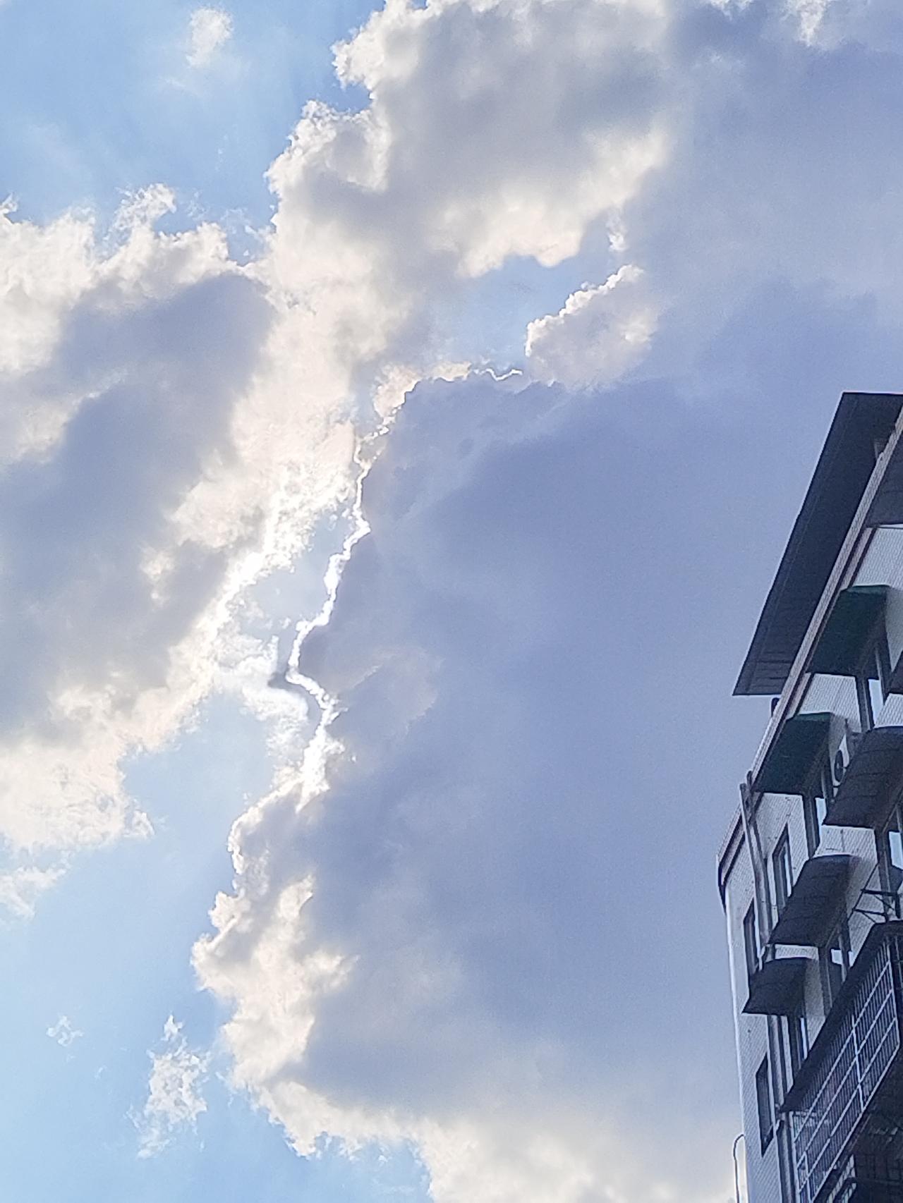 晒出拍的天空热浪翻滚