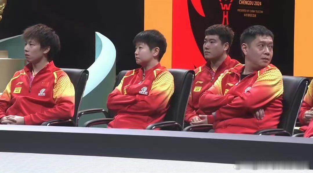 被场外莎莎拿捏了 孙颖莎往这一座，那气势简直像换了个人，教练范儿十足，小小身体里
