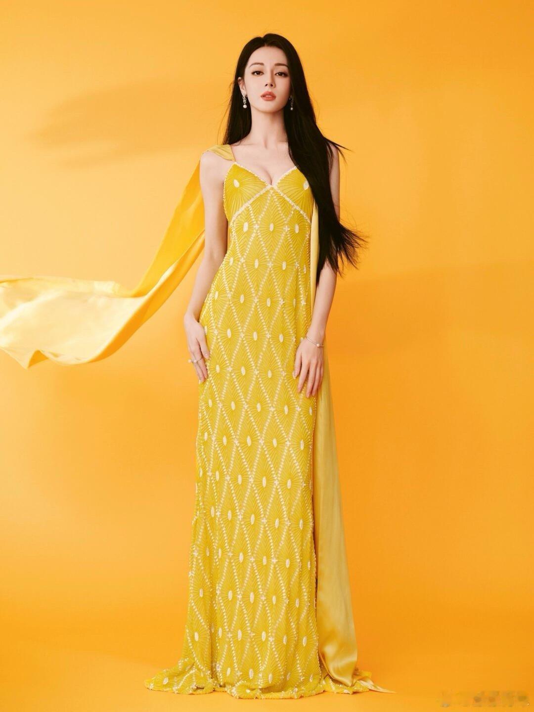 迪丽热巴[超话] 热巴性感写真，亮黄色深V裙，明媚高级，身穿一袭亮黄色的长裙，鲜