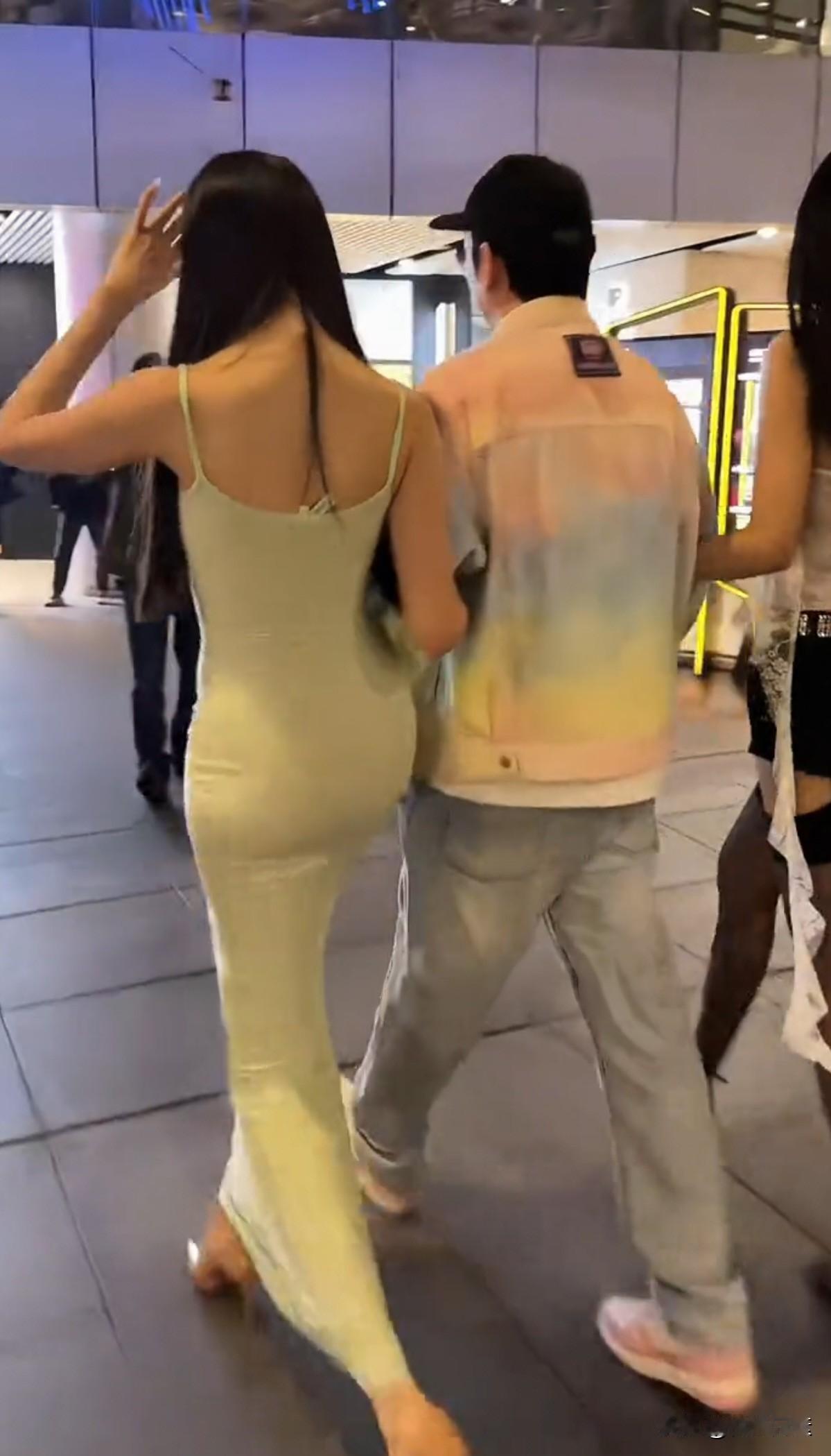 王思聪啊王思聪，
你才多大年纪，
走路都要人搀扶了吗？