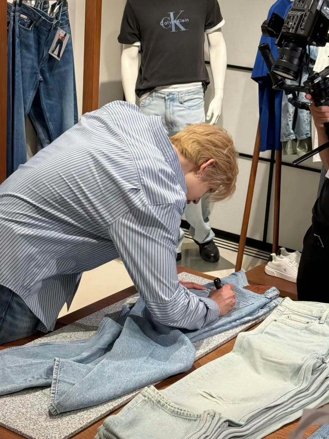 把签名签在裤子背面臀部位置 就很那个懂吧…