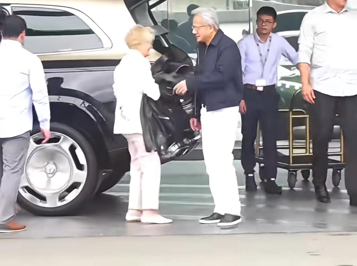 6月5日，英伟达创始人黄仁勋携妻女从中国台北松山机场搭乘私人飞机离开。老黄到达机